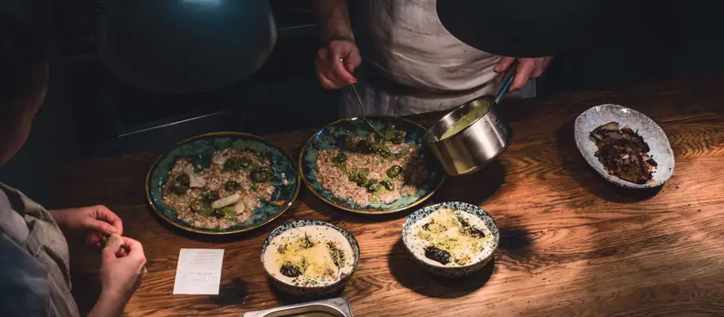 Cuisine ouverte d'un restaurant, assiettes en cours de dressage sur le passe