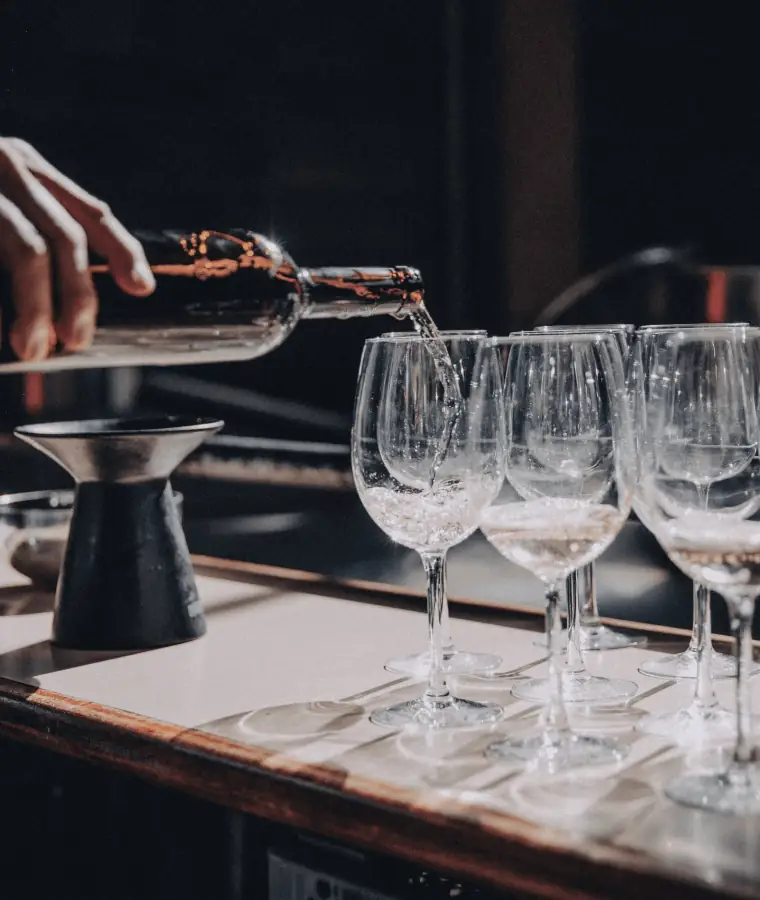 Vin servi dans des verres alignés sur une table